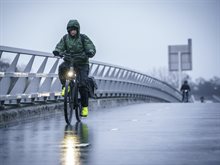 fietser-fietsers-weer-regen-storm-brug-maximakanaal-rosmalen_