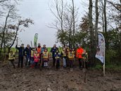 Groepsfoto met leerlingen, de bestuurder van waterschap Aa en Maas, Ernest de Groot en wethouder van gemeente Land van Cuijk, Antoinette Maas.